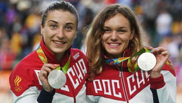 Слева направо: Дарья Шмелева и Анастасия Войнова (Россия), завоевавшие серебряные медали в командном спринте на соревнованиях по велоспорту среди женщин на XXXI летних Олимпийских играх, во время церемонии награждения. Архивное фото