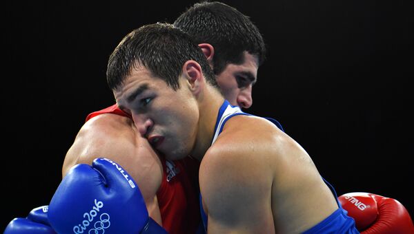 Российский боксер Артем Чеботарев против азербайджанца Камрана Шахсуварли на Олимпиаде в Рио-де-Жанейро. 12 августа 2016 год