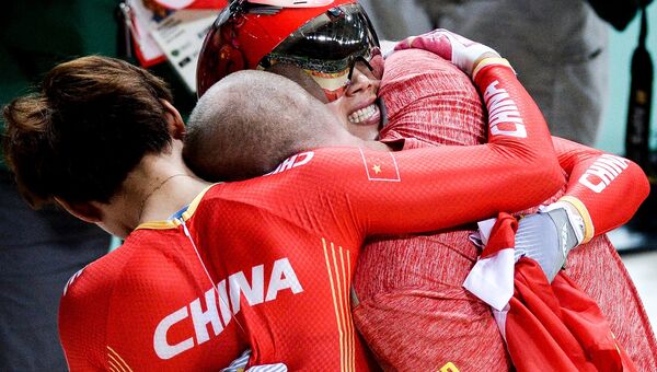 Гун Цзиньцзе и Чжун Тяньши (КНР) радуются победе в финале командного спринта