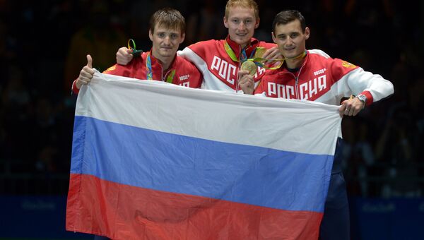 Спортсмены сборной России, завоевавшие золотые медали в командном первенстве по фехтованию на рапирах среди мужчин