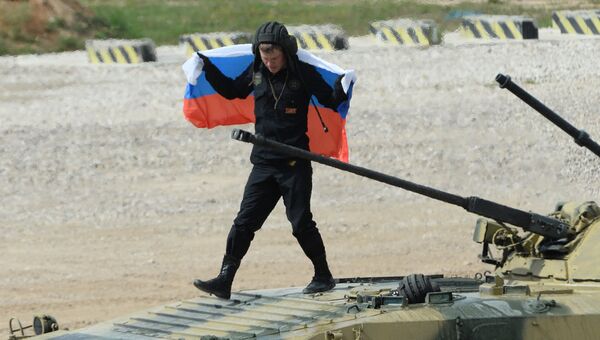 Член экипажа БМП-2 армии России, занявшего первое место в финальных соревнованиях конкурса Суворовский натиск на полигоне Алабино в Московской области