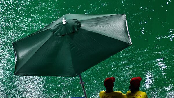 Зеленая вода в олимпийском бассейне в Рио-де-Жанейро