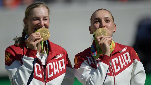 Победительницы в женских соревнованиях по теннису россиянки Екатерина Макарова (слева) и Елена Веснина после церемонии награждения.