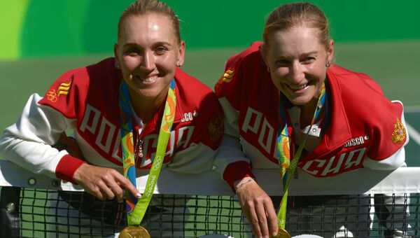 Россиянки Екатерина Макарова (слева) и Елена Веснина после церемонии награждения