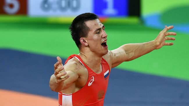 Роман Власов, завоевавший золотую медаль в соревнованиях по греко-римской борьбе на XXXI летних Олимпийских играх