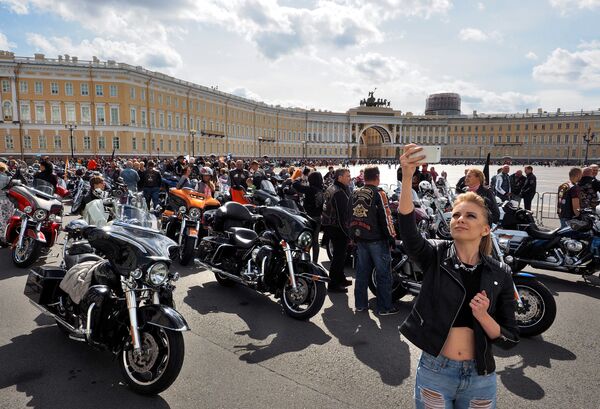 Участники мотофестиваля St.Petersburg Harley® Days во время построения мотопарада на Дворцовой площади