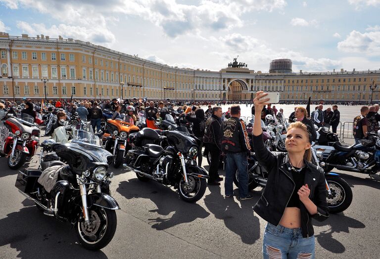 Участники мотофестиваля St.Petersburg Harley® Days во время построения мотопарада на Дворцовой площади