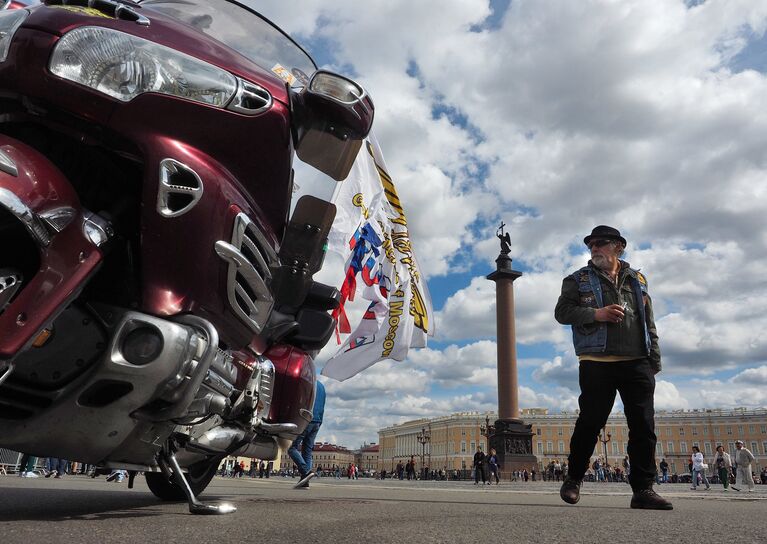 Участник парад мотоциклов в рамках мотофестиваля St.Petersburg Harley® Days на Дворцовой площади