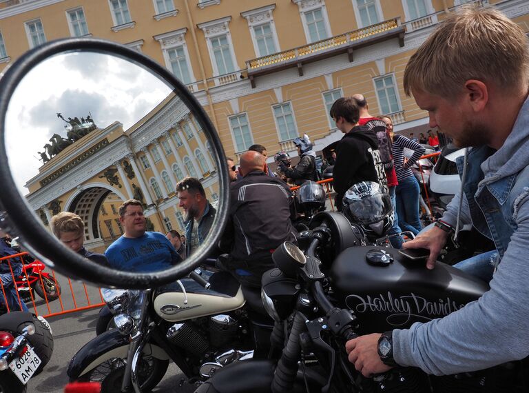 Участники мотофестиваля St.Petersburg Harley® Days во время построения мотопарада на Дворцовой площади