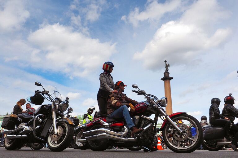 Участники парад мотоциклов в рамках мотофестиваля St.Petersburg Harley® Days на Дворцовой площади