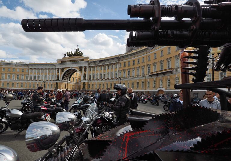 Участники мотофестиваля St.Petersburg Harley® Days во время построения мотопарада на Дворцовой площади