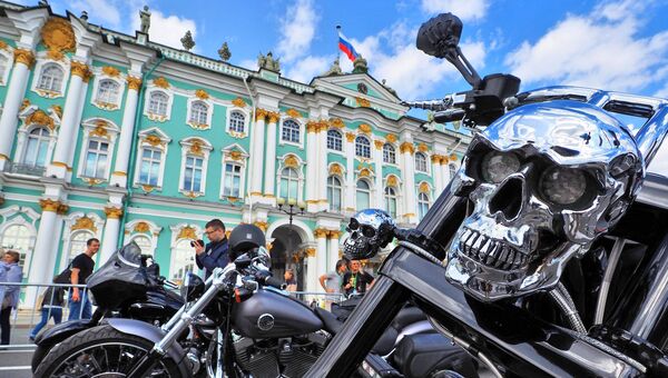Участники мотофестиваля St.Petersburg Harley® Days во время построения мотопарада на Дворцовой площади