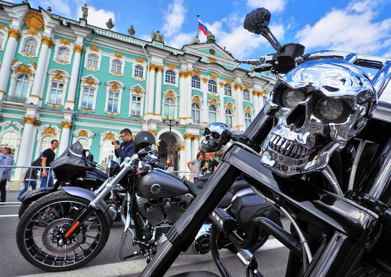 Участники мотофестиваля St.Petersburg Harley® Days во время построения мотопарада на Дворцовой площади