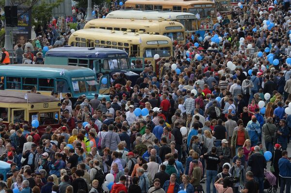 Посетители на празднике московского автобуса
