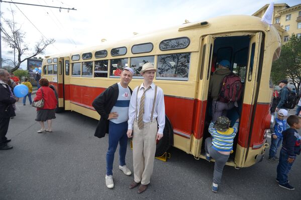 Посетители рядом с автобусом ЗиС-155 перед парадом на празднике московского автобуса