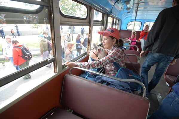 Посетители на празднике московского автобуса фотографируются в салоне автобуса ЗиС-154