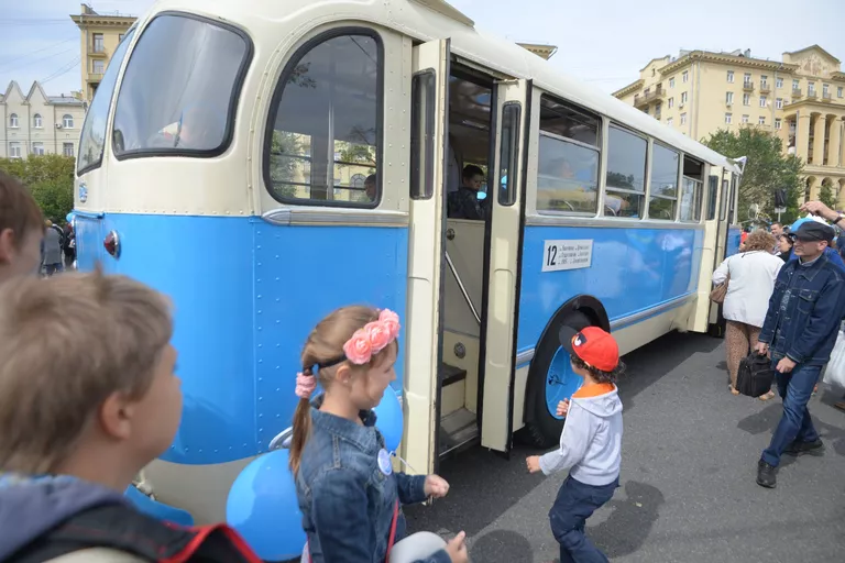 Посетители рядом с автобусам ЛиАЗ-158 на празднике московского автобуса Посетители рядом с автобусам ЛиАЗ-158 на празднике московского автобуса