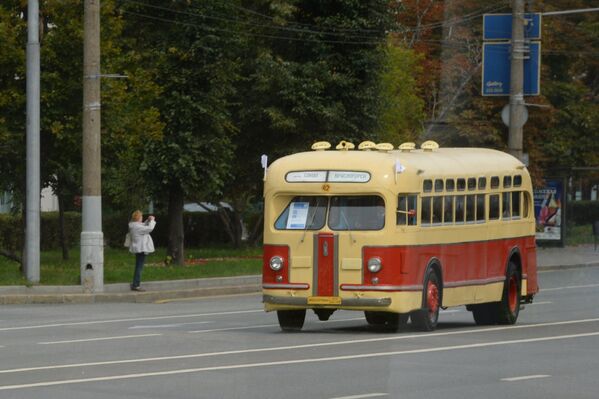 Автобус ЗиС-155 во время парада раритетных автобусов на празднике московского автобуса