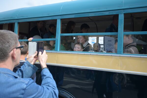 Посетители на празднике московского автобуса фотографируются в салоне автобуса АК З-1