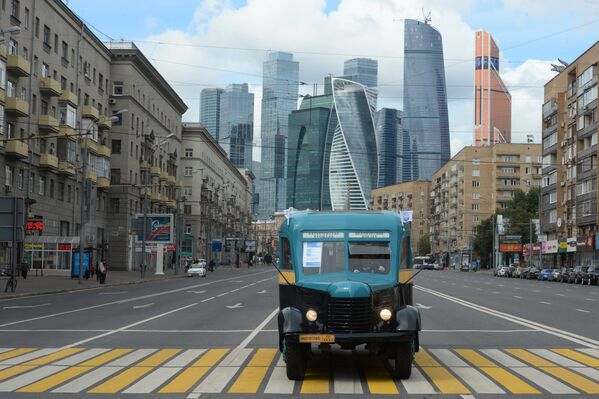 Автобус АК З-1 во время парада раритетных автобусов на празднике московского автобуса