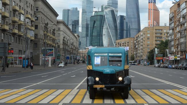 Автобус АК З-1 во время парада раритетных автобусов на празднике московского автобуса