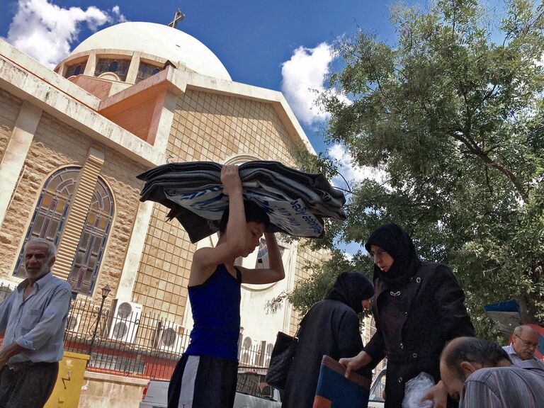 Беженцы из квартала 1070 у православной церкви сирийского города Алеппо Беженцы из квартала 1070 у православной церкви сирийского города Алеппо