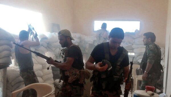 Бойцы сирийской армии во время боя на юго-западе сирийского города Алеппо