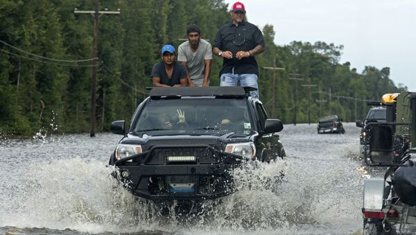 Автомобиль на дороге в Луизиане во время наводнения