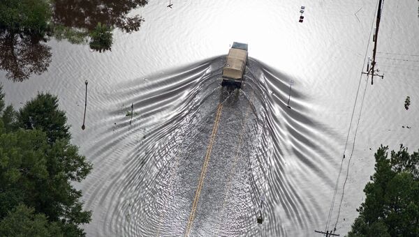 Военный автомобиль на затопленной дороге во время наводнения в Луизиане. 13 августа 2016