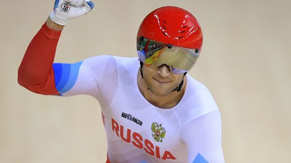 Денис Дмитриев (Россия) в заезде за третье место индивидуального спринта на соревнованиях по трековым гонкам среди мужчин на XXXI летних Олимпийских играх