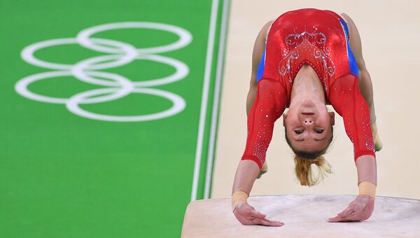Мария Пасека выполняет опорный прыжок во время XXXI летних Олимпийских игр