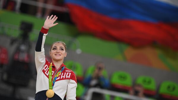 Алия Мустафина, завоевавшая золотую медаль в упражнениях на брусьях на XXXI летних Олимпийских играх
