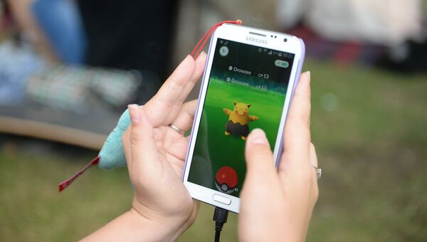 Игровое приложение Pokemon Go от компании Nintendo на экране мобильного телефона. Архивное фото