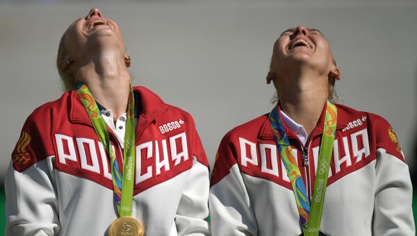 Победительницы женского турнира по теннису в парном разряде на Олимпийских играх в Рио-де-Жанейро россиянки Екатерина Макарова и Елена Веснина