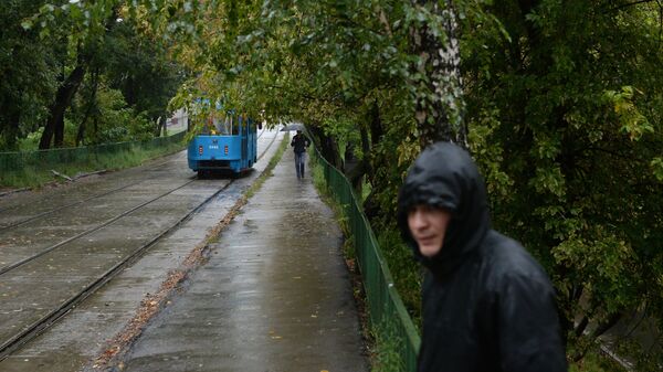 Прохожие во время дождя в Москве