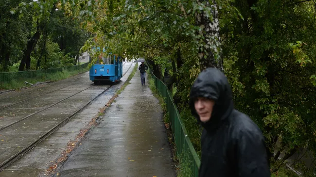 Прохожие во время дождя в Москве