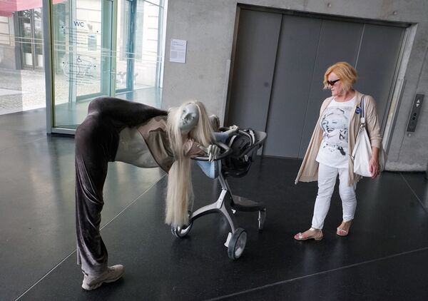 Анна Уденберг (Anna Uddenberg) из цикла Transit Mode, выставочный зал на Парижской площади, где проходит 9-я Берлинская биеннале современного искусства