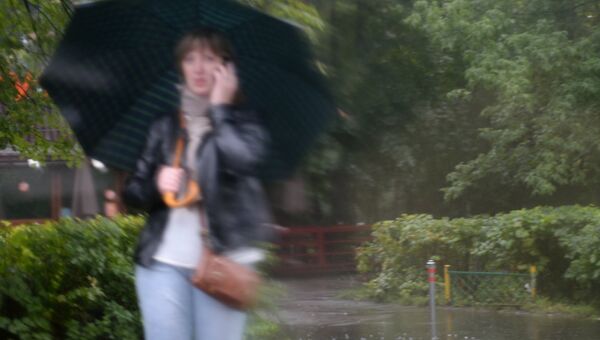 Девушка во время дождя в Москве