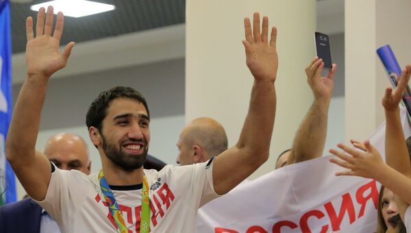 Хасан Халмурзаев, завоевавший золотую медаль в мужском турнире по дзюдо в весовой категории до 81 кг на XXXI летних Олимпийских играх, во время церемонии встречи в аэропорту Шереметьево