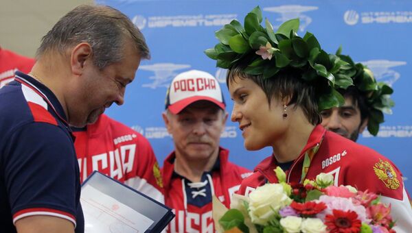 Наталья Кузютина, завоевавшая бронзовую медаль в женских соревнованиях по дзюдо в весовой категории до 52 кг на XXXI летних Олимпийских играх во время церемонии встречи в аэропорту Шереметьево