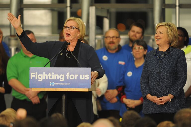 Сенатор Клэр Маккаскилл и кандидат в президенты США Хиллари Клинтон Сенатор Клэр Маккаскилл и кандидат в президенты США Хиллари Клинтон