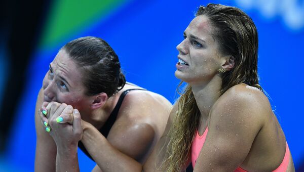 Анастасия Фесикова и Юлия Ефимова во время финала в комбинированной эстафете 4х100 м во время соревнований по плаванию на XXXI летних Олимпийских играх