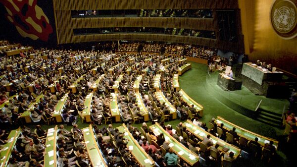 Генеральный секретарь ЦК КПСС, Председатель Президиума Верховного Совета СССР Михаил Сергеевич Горбачев выступает на сессии Генеральной ассамблеи ООН