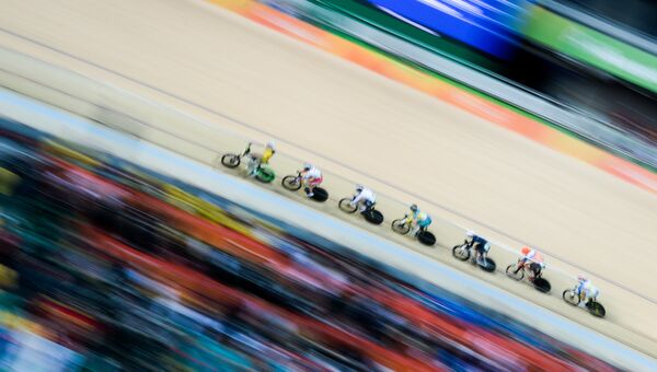 Участницы заезда дисциплины кейрин на соревнованиях по трековым гонкам на XXXI летних Олимпийских играх