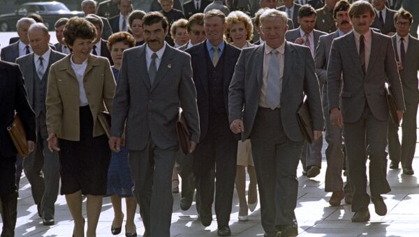 Депутаты направляются в Кремлевский Дворец съездов на I съезд народных депутатов СССР