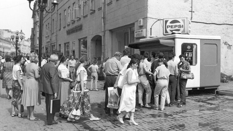 Очередь в киоск с напитками на Арбате