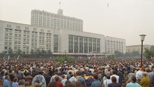 Манифестация у здания Верховного Совета РСФСР под названием Акция в защиту Белого дома. 19 августа 1991 года