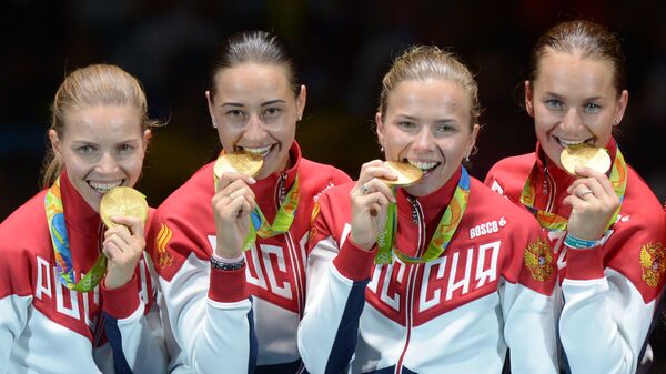 Спортсменки сборной России, завоевавшие золотые медали в командном первенстве по фехтованию на саблях на XXXI летних Олимпийских играх