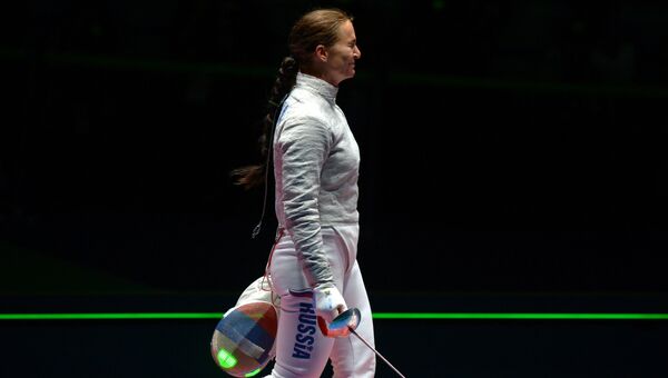 Софья Великая (Россия) после финального поединка командного первенства по фехтованию на саблях на XXXI летних Олимпийских играх