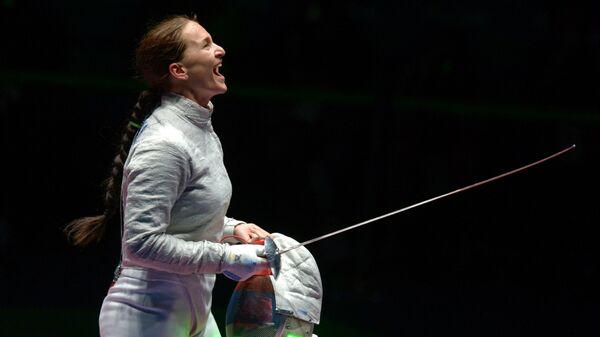 Софья Великая (Россия) после финального поединка командного первенства по фехтованию на саблях на XXXI летних Олимпийских играх